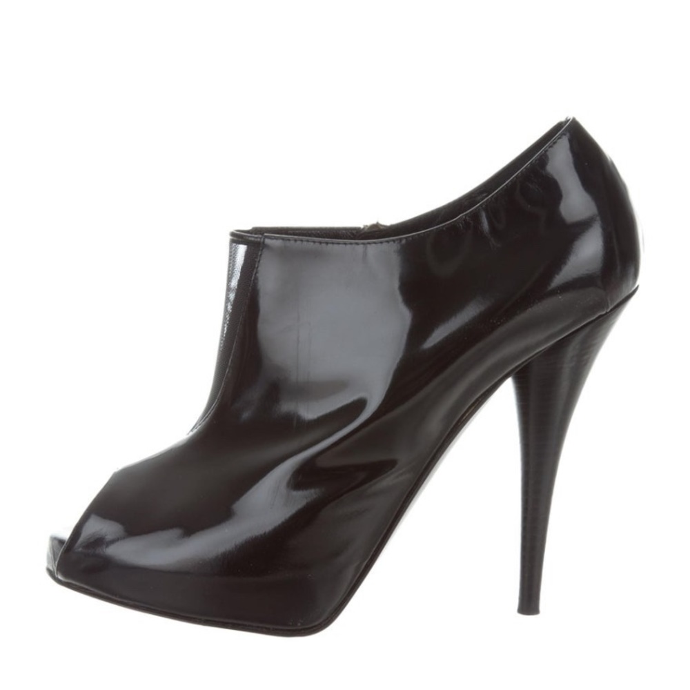 💯 Fendi Black glazed Leather Peep-toe booties